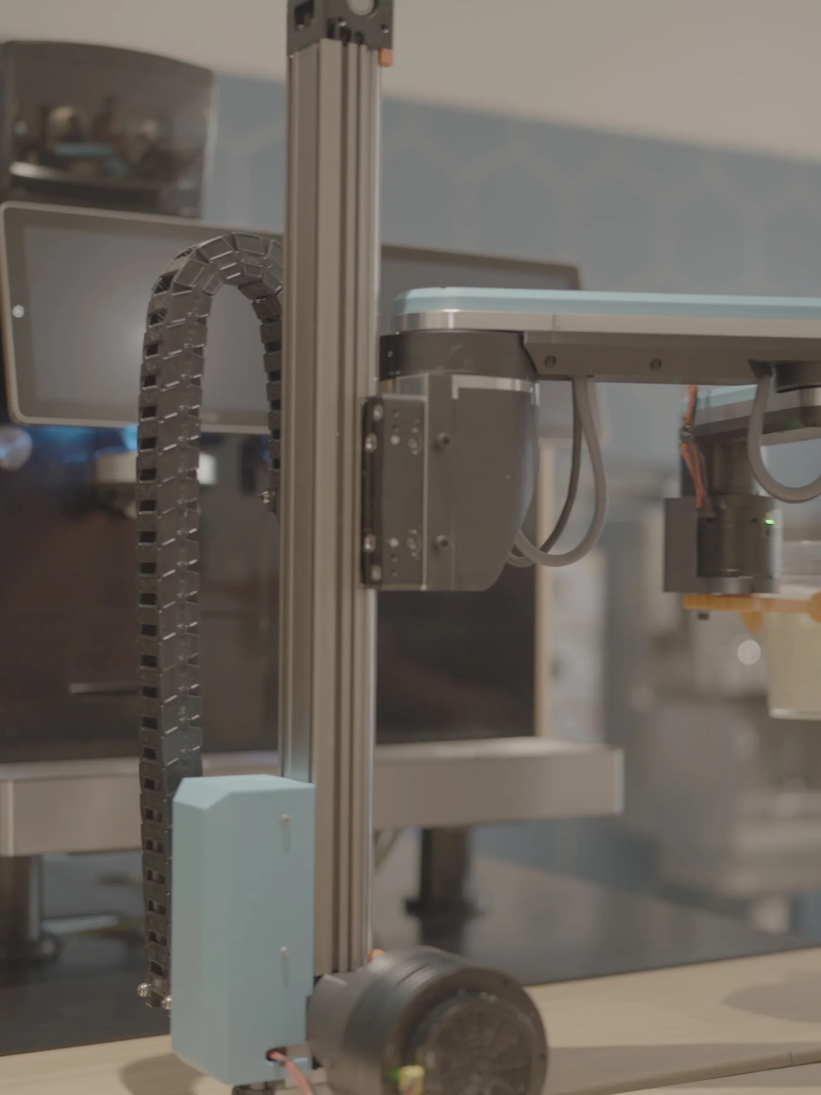 The robotic arm lifting a finished cup at the bar