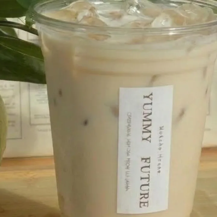 An iced tea latte with the vertical paper label: Matcha House, YUMMY FUTURE